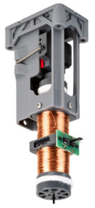 Elektromagnetisches Tonventil mit Kupferspule und angesetzter Sensorplatine