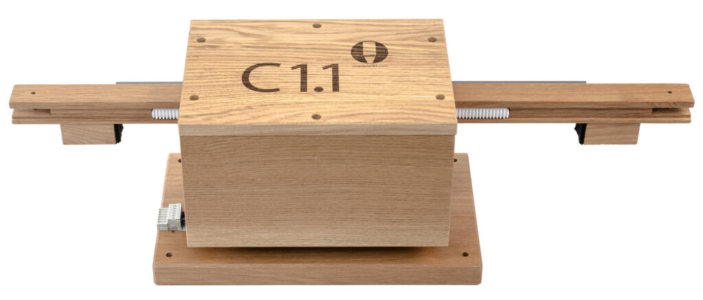 Schwellermotor C1.1 im Holzgehäuse mit seitlichen Befestigungsschienen